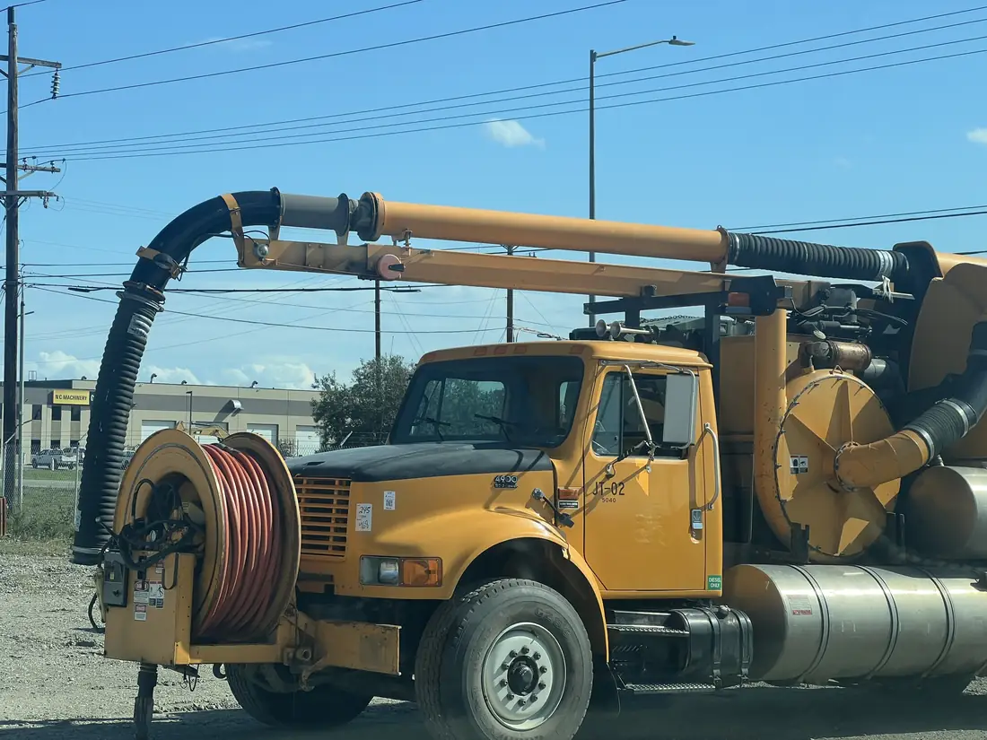 Vactor 2100 combination jetter truck